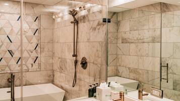 Premiere King Suite | Badezimmer | Duschwanne, kostenlose Toilettenartikel, Haartrockner, Bademäntel