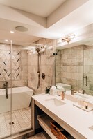 Bañera con ducha, artículos de tocador gratuitos, secador de pelo, batas