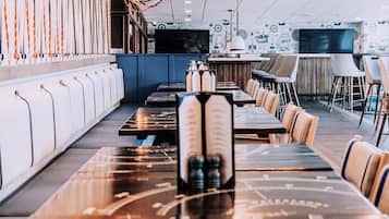 Petit déjeuner, déjeuner et dîner servis sur place