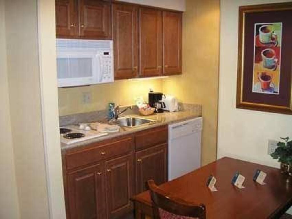 Full-size fridge, microwave, stovetop, dishwasher