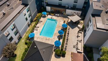 Una piscina al aire libre de temporada