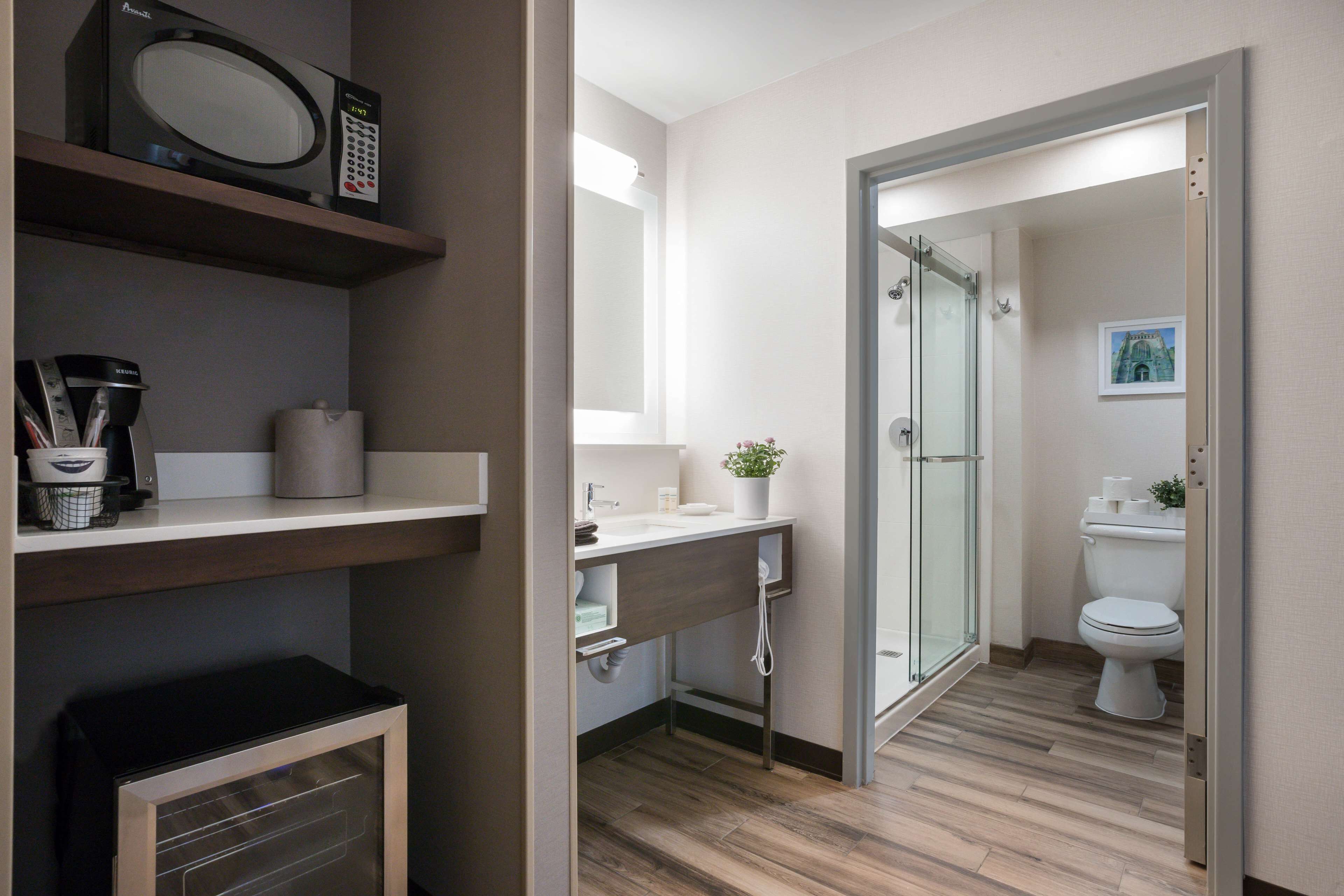 2 Queen Beds | Bathroom shower