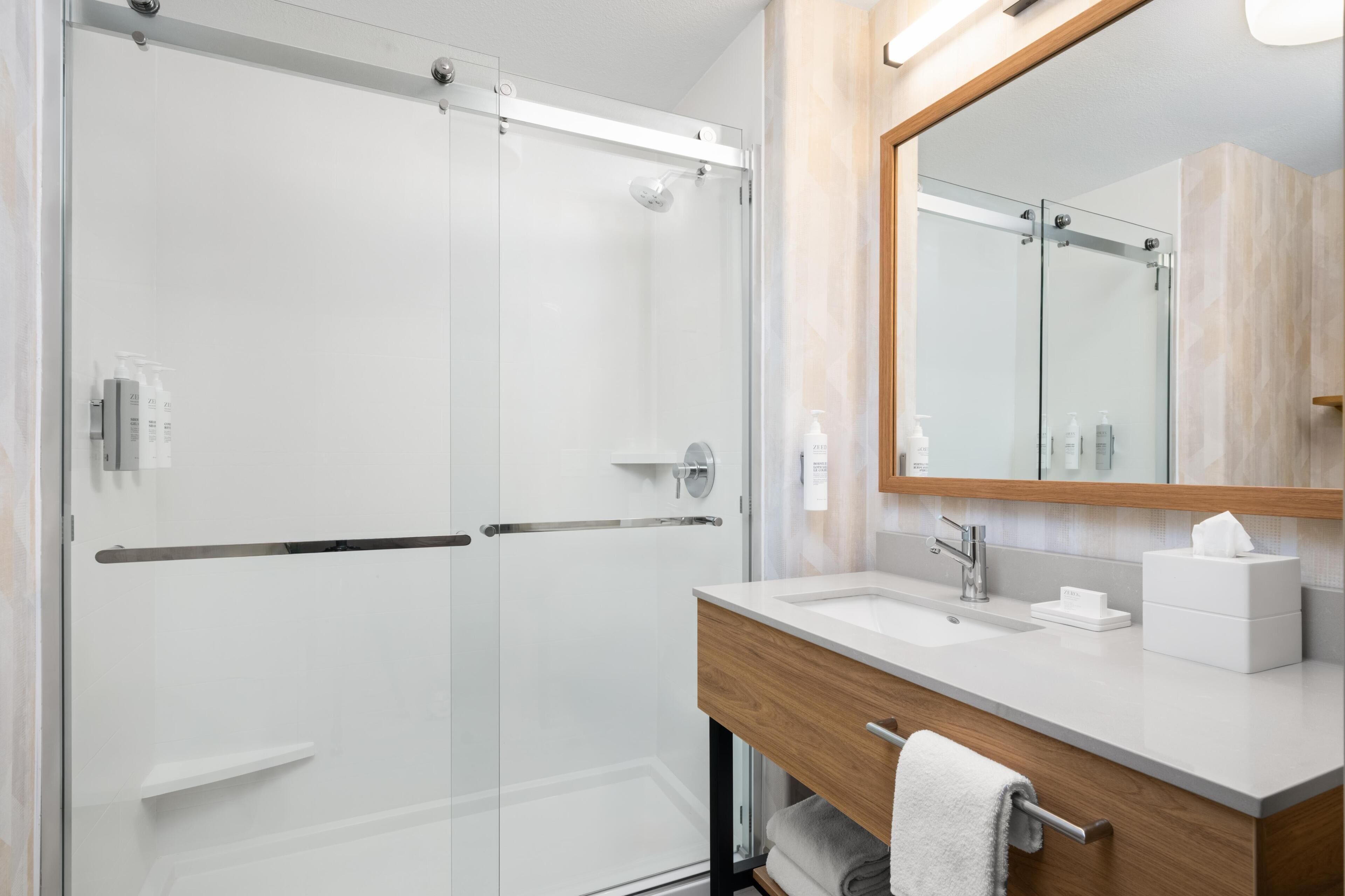 Chambre, 1 très grand lit, non-fumeur | Douche de la salle de bain