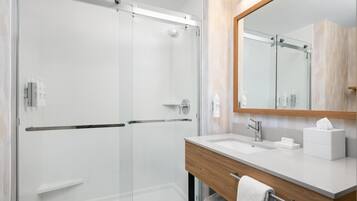 Chambre, 1 très grand lit, non-fumeur | Douche de la salle de bain
