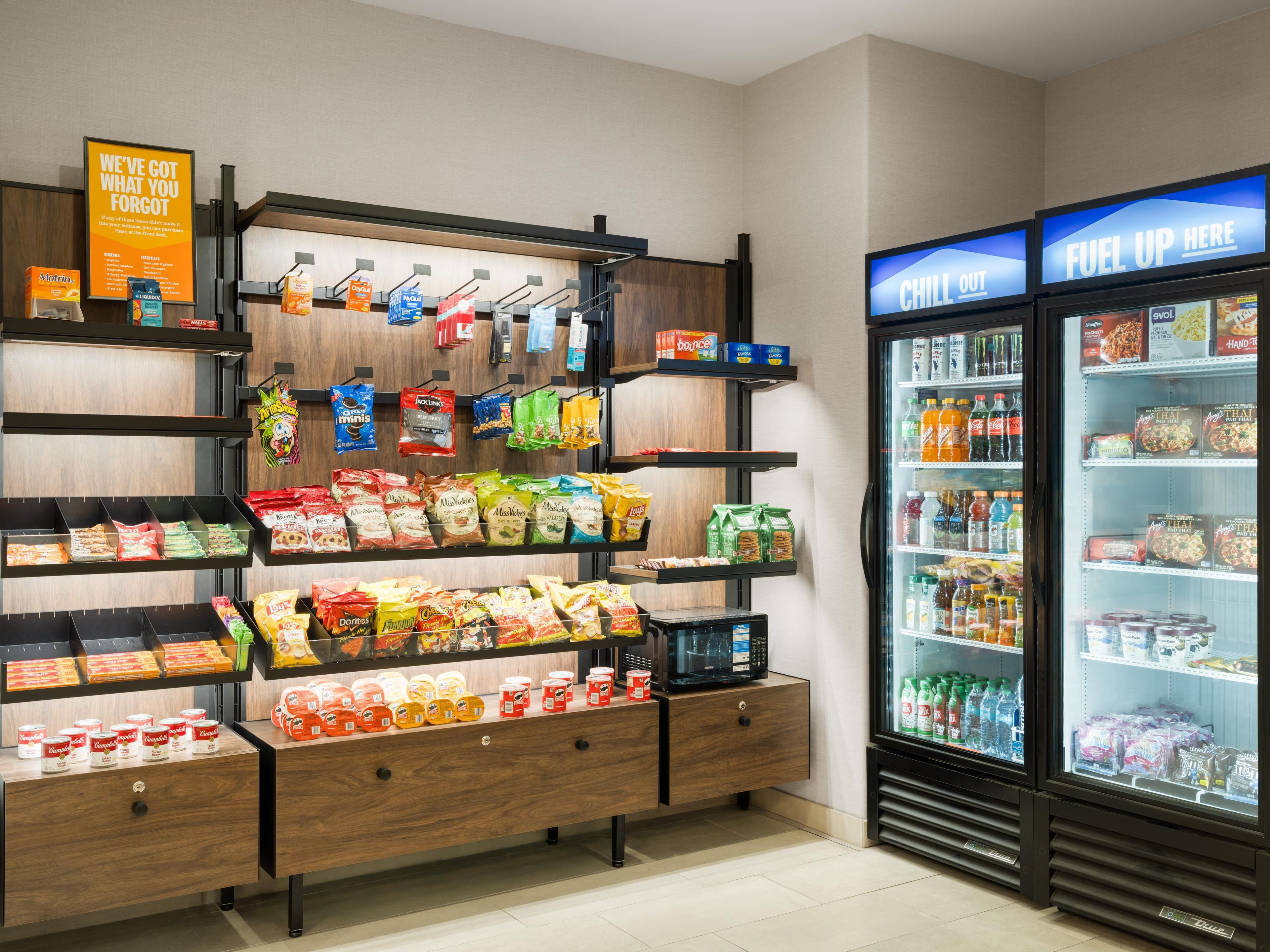 Un présentoir de produits alimentaires comprenant des en-cas, des boissons et un four à micro-ondes.