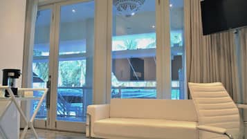 Minibar, in-room safe, desk, iron/ironing board