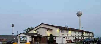 Super 8 by Wyndham Mendota I-39