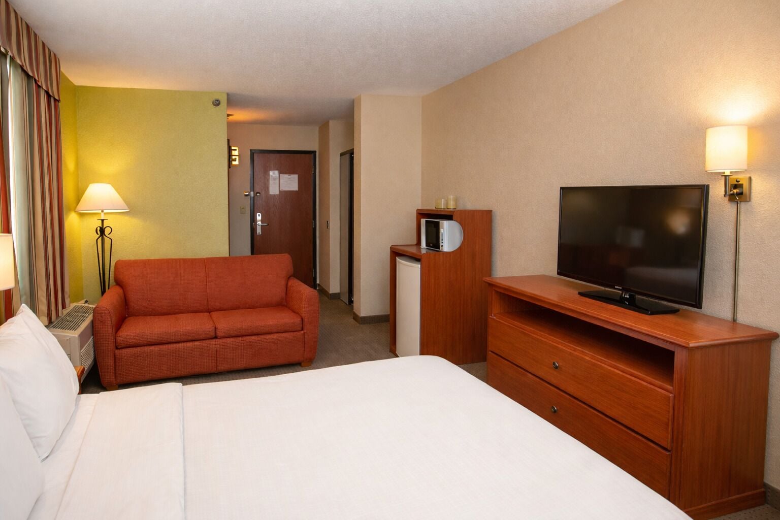 Pillowtop beds, desk, free cribs/infant beds, free WiFi