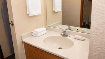 Studiosuite, flere senger, ikke-røyk | Bad | Kombinert dusj/badekar, toalettartikler (inkludert) og hårføner