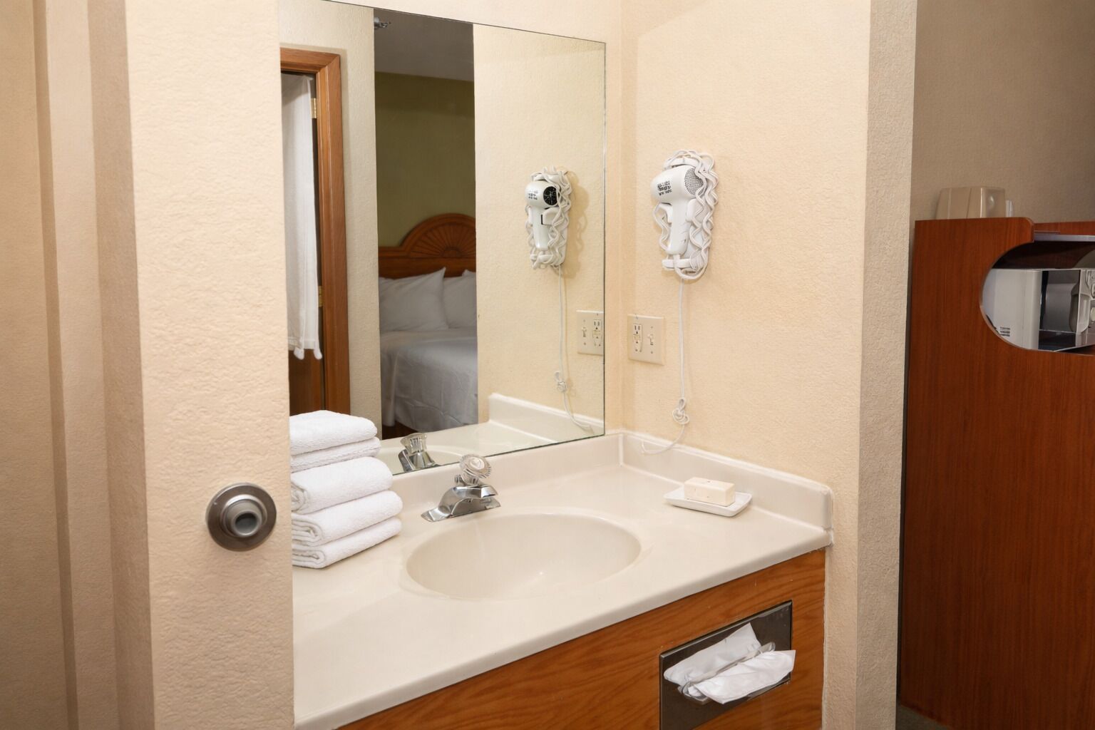 Combined shower/tub, free toiletries, hair dryer, towels