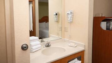 Combined shower/tub, free toiletries, hair dryer, towels