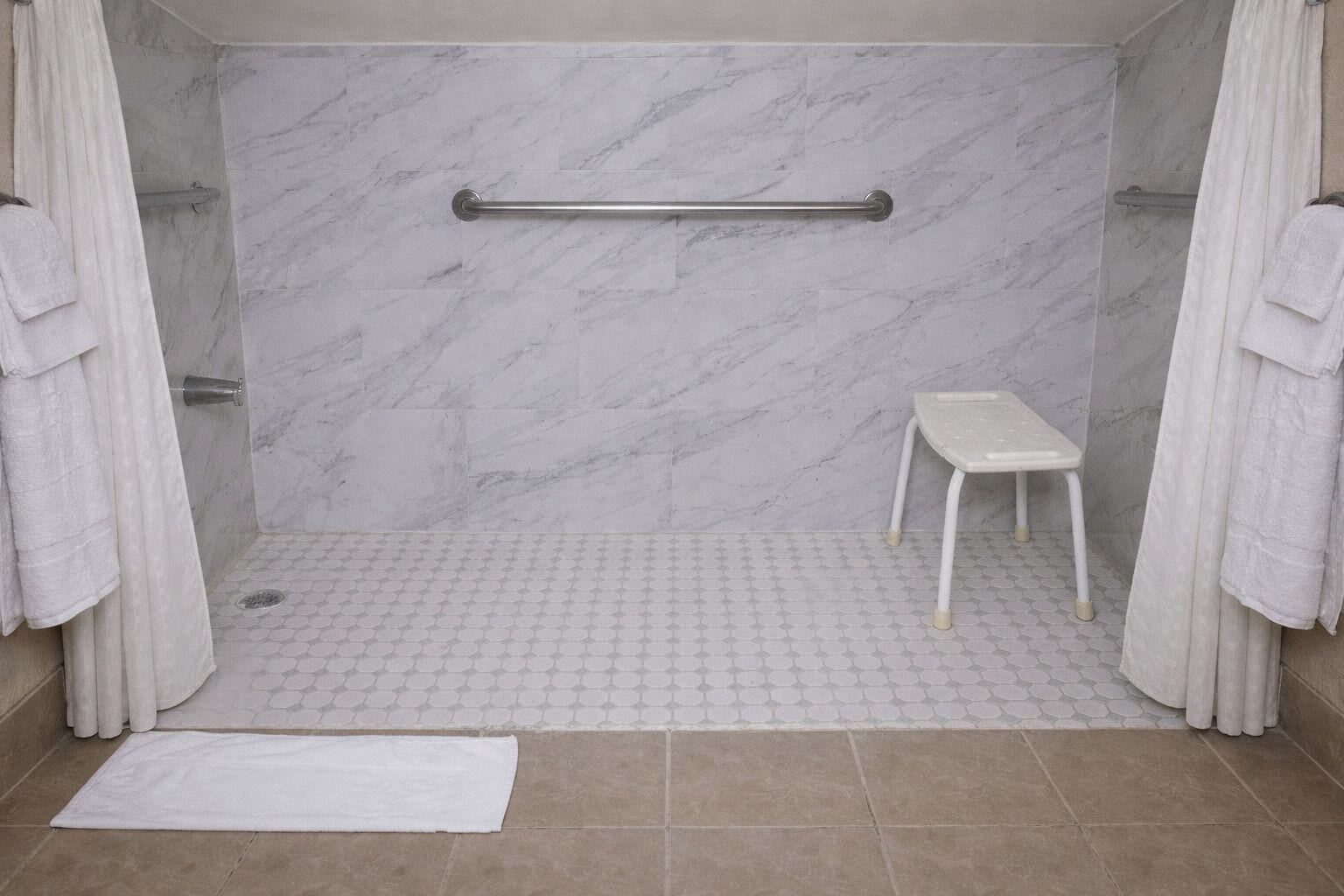 Combined shower/bathtub, free toiletries, hair dryer, towels