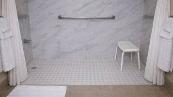 Combined shower/bathtub, free toiletries, hair dryer, towels