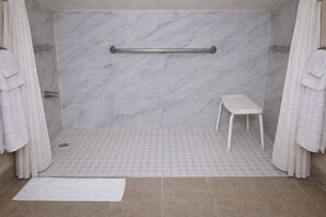 Duschwanne, kostenlose Toilettenartikel, Haartrockner, Handtücher