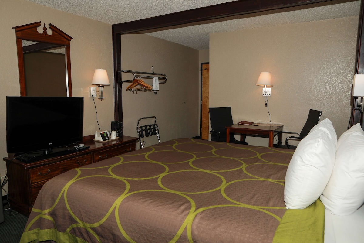Pillow-top beds, desk, free cots/infant beds, free WiFi