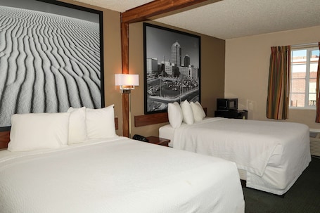 Pillowtop beds, desk, free cribs/infant beds, free WiFi. Super 8 by Wyndham Gallup
