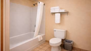 Combined shower/tub, free toiletries, hair dryer, towels