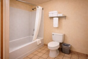 Combined shower/tub, free toiletries, hair dryer, towels - Super 8 by Wyndham Gallup (Gallup)