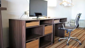 Hypo-allergenic bedding, desk, blackout curtains, free WiFi