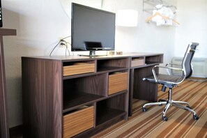 Hypo-allergenic bedding, desk, blackout curtains, free WiFi - Super 8 by Wyndham Wells (Wells)