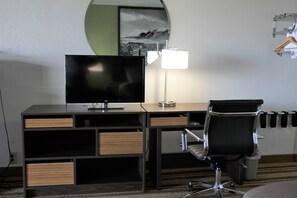 Hypo-allergenic bedding, desk, blackout curtains, free WiFi