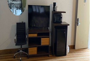 Hypo-allergenic bedding, desk, blackout drapes, free WiFi - Super 8 by Wyndham Wells (Wells)