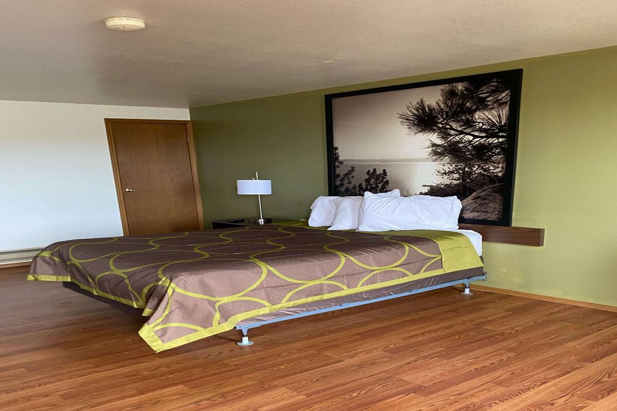 Hypo-allergenic bedding, desk, blackout curtains, free WiFi