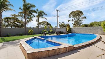 Alberca al aire libre, acceso de 09:00 a 21:00, y camastros