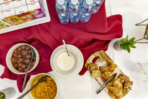 Päivittäinen täysi aamiainen maksusta