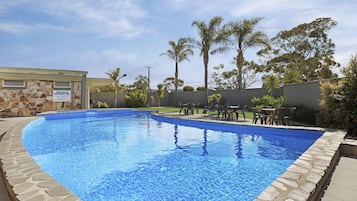 Alberca al aire libre, acceso de 09:00 a 21:00, y camastros