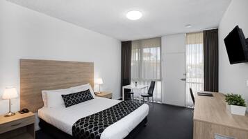 Premium-Zimmer, 1 Queen-Bett | Schallisolierte Zimmer, Bügeleisen/Bügelbrett, Babybetten, Zustellbetten