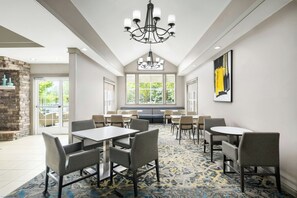 Free daily buffet breakfast  - Residence Inn by Marriott Des Moines West at Jordan Creek Town Center (West Des Moines)