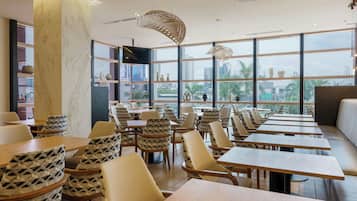 Aperto a colazione, pranzo e cena, cucina internazionale