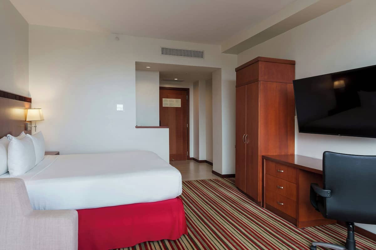 Phòng Superior, 1 giường cỡ king và sofa giường | Bộ đồ giường cao cấp, chăn bông, minibar, két bảo mật tại phòng