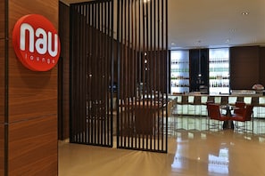 Bar-salon dans le hall