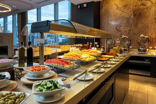 Daily cooked-to-order breakfast (USD 15.00 per person)