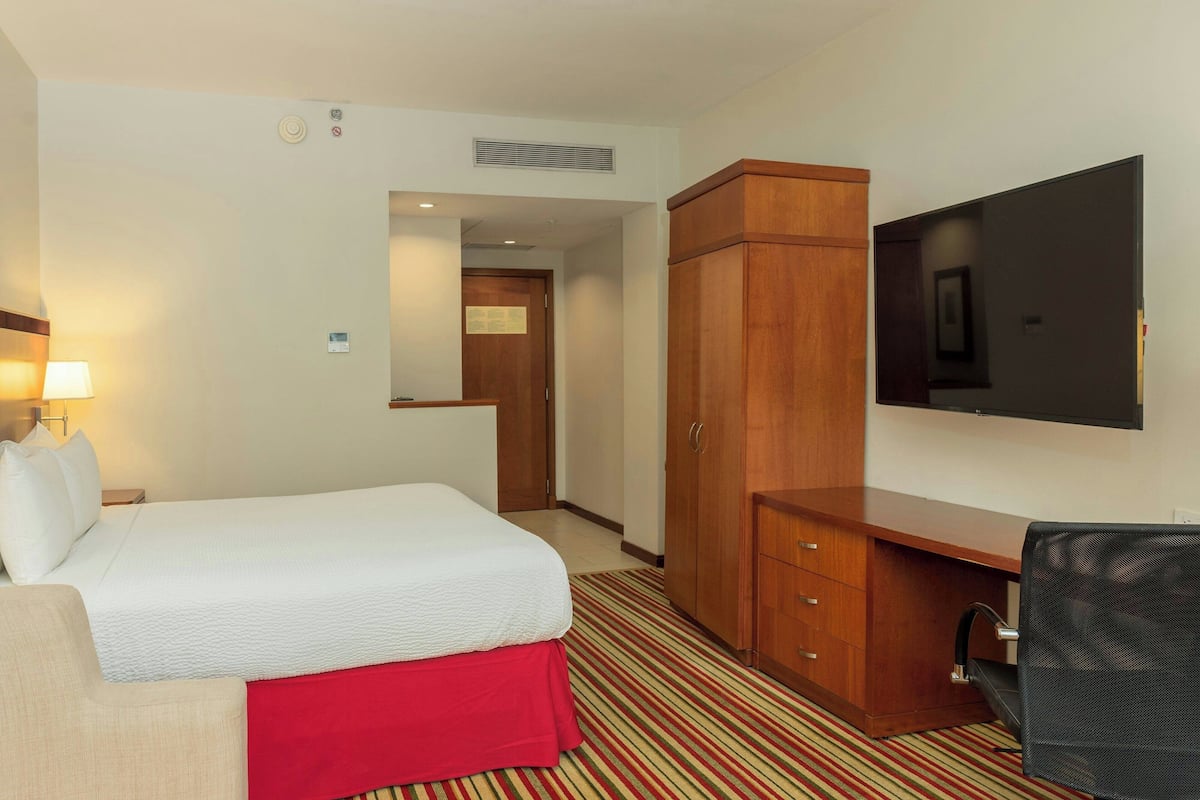 Habitación superior, 1 cama King size y sofá cama, para no fumadores | Ropa de cama de alta calidad, edredón y minibar