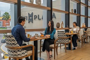 Se sirven desayunos, almuerzos, cenas y cocina internacional 