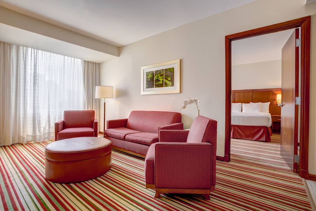 Suite Junior, 1 kamar tidur | Area keluarga | Televisi LCD 42-inci dengan saluran TV kabel dan TV