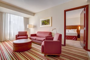 Suite junior, 1 habitación, para no fumadores | Área de sala de estar | Televisión LCD de 42 pulgadas con canales por cable y televisión