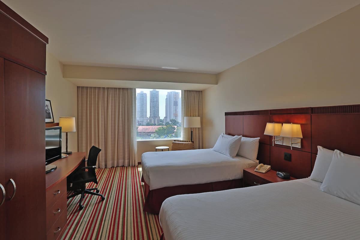 Habitación doble estándar, 2 camas matrimoniales, vista a la ciudad | Ropa de cama de alta calidad, edredón y minibar