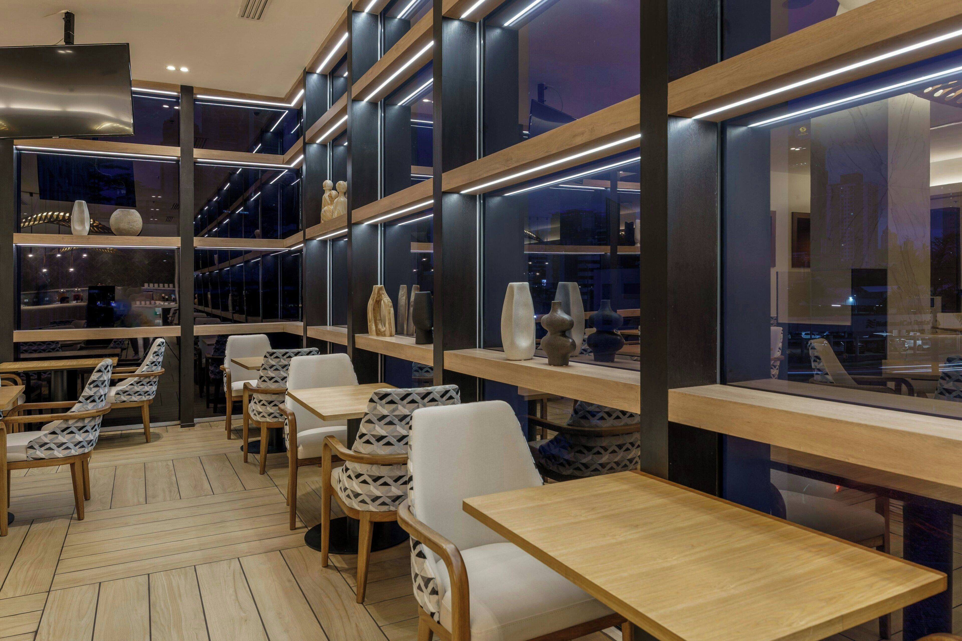 朝食、ランチ、ディナーに営業 (多国籍料理)