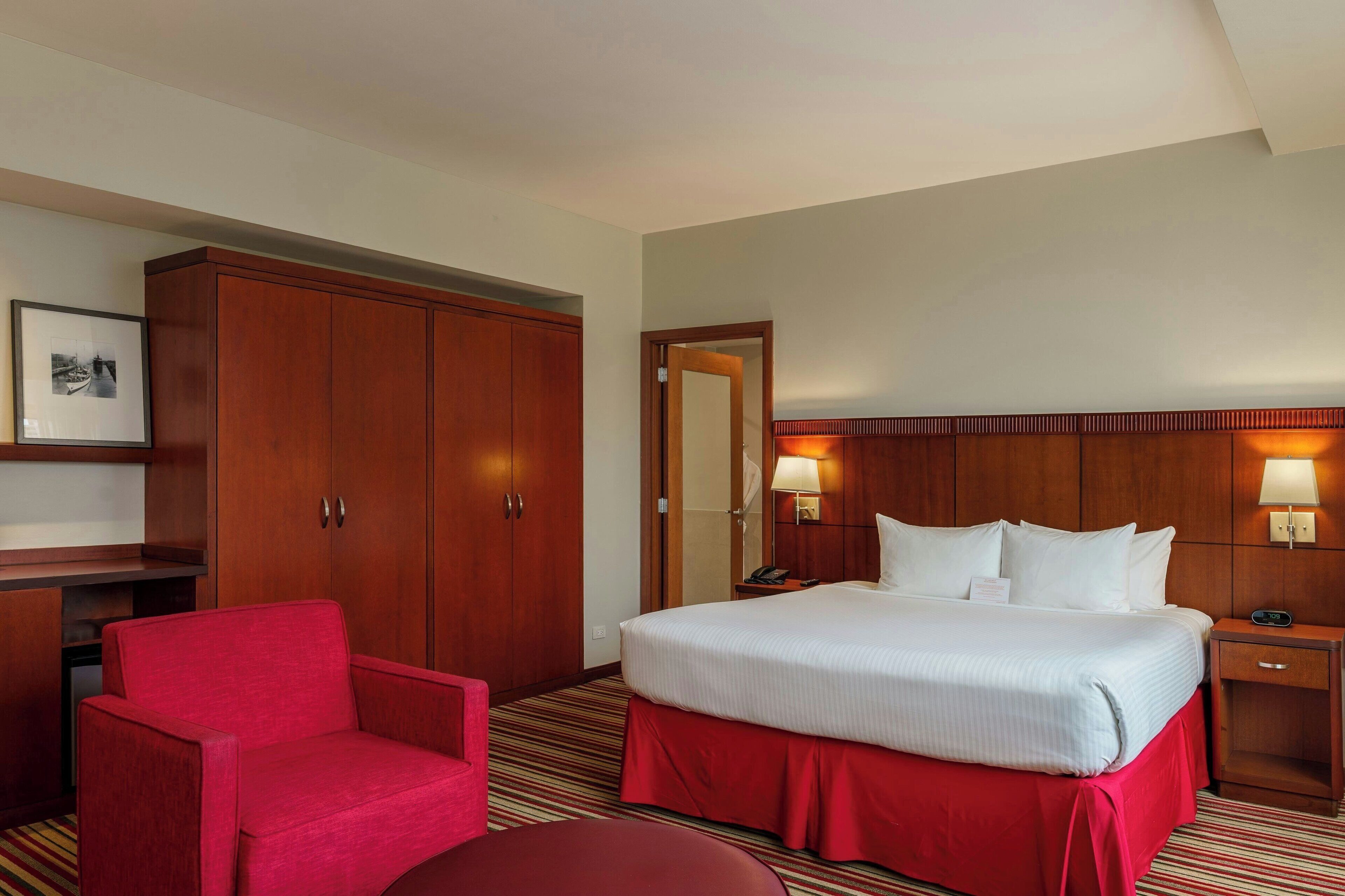 Habitació executiva, 1 llit de matrimoni gran i sofà llit, vistes a la ciutat | Roba de llit d'alta qualitat, cobrellits i minibar 