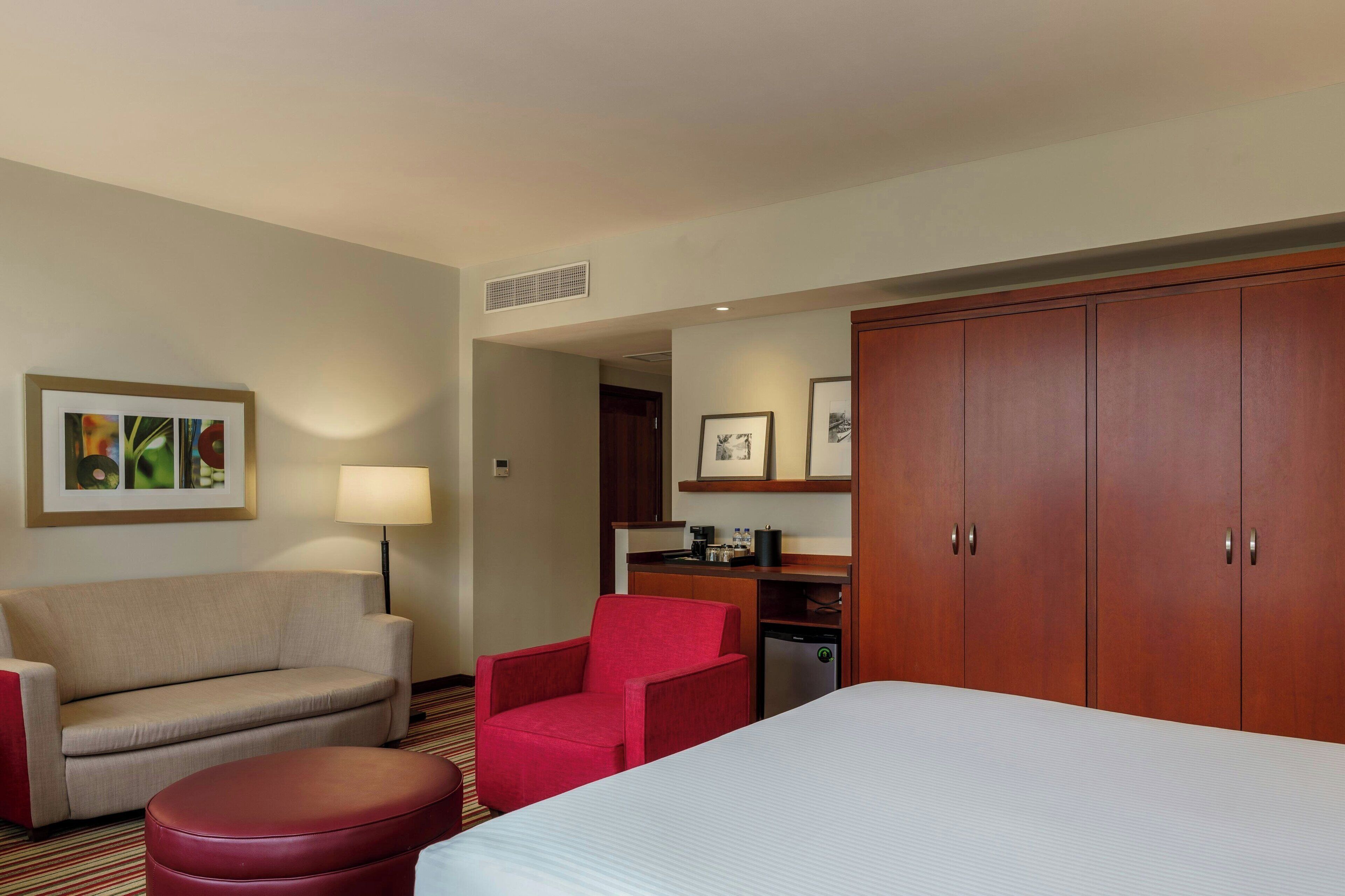 Executive Room, 1 King Bed with Sofa bed, City View | Premium bedding, down comforters, minibar, in-room safe
