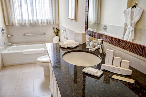 Un baño moderno con bañera, inodoro y lavamanos.