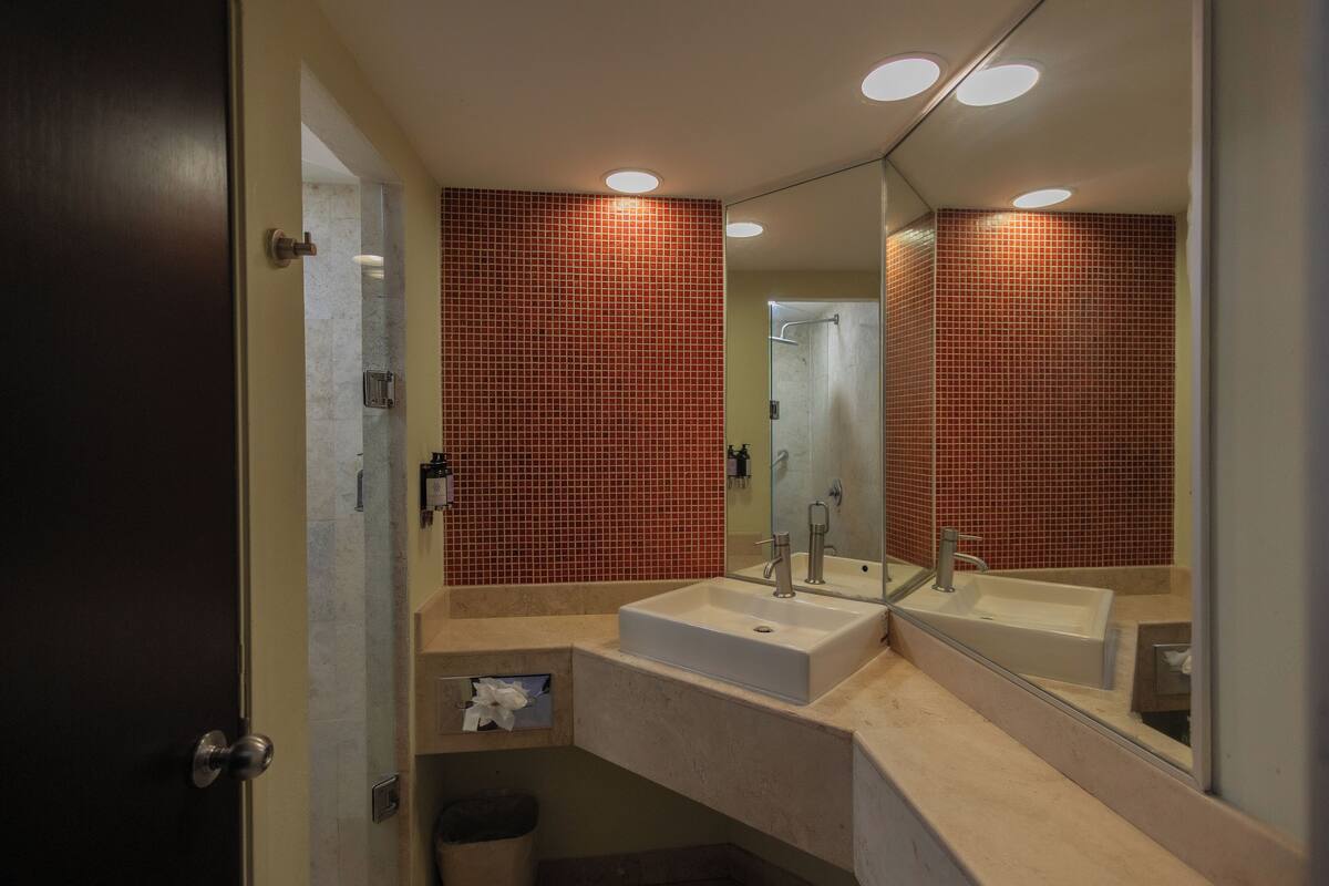 shower, free toiletries, towels