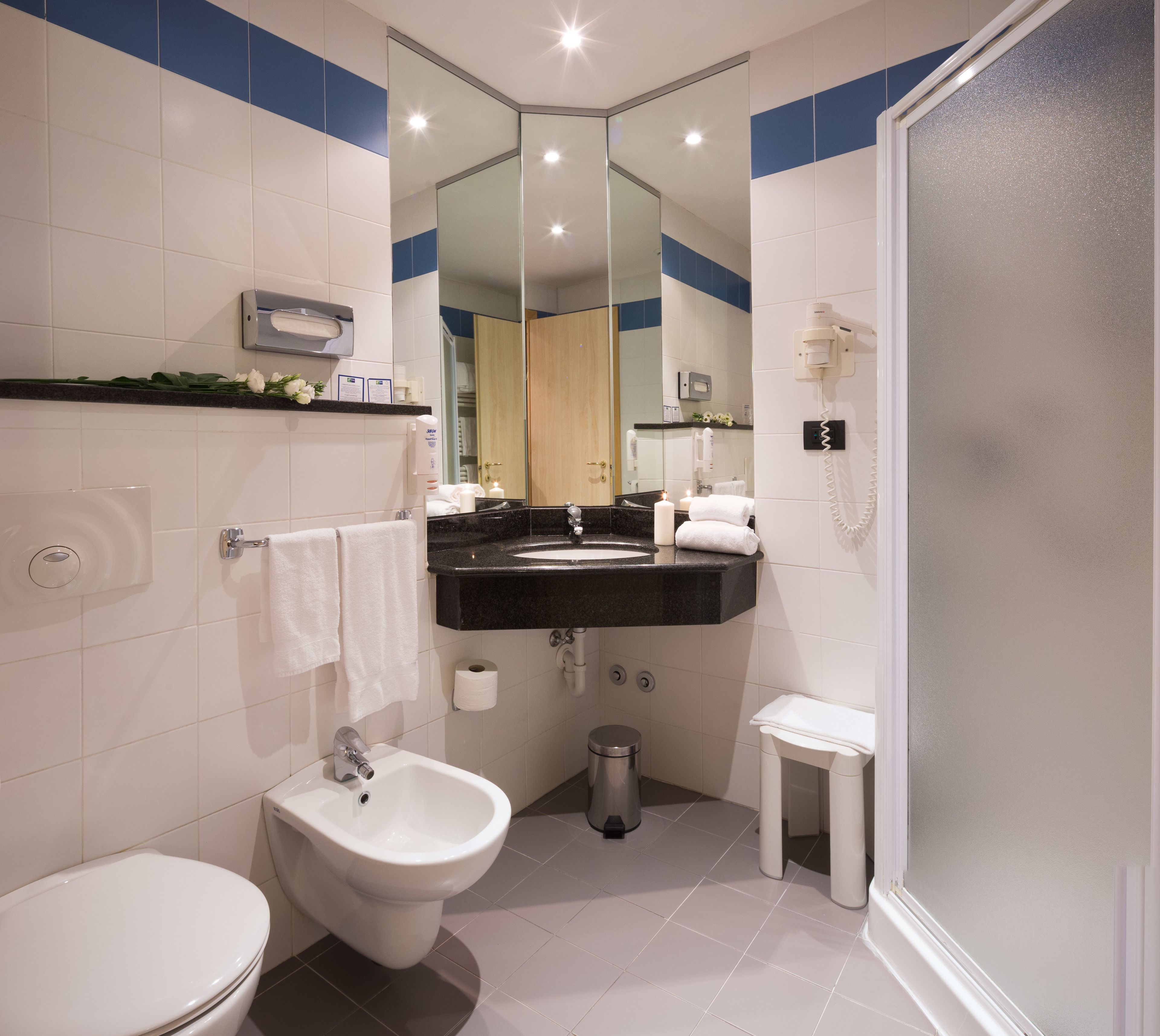 standard room, 2 single beds, smoking | bathroom | shower, free toiletries, hair dryer, bidet