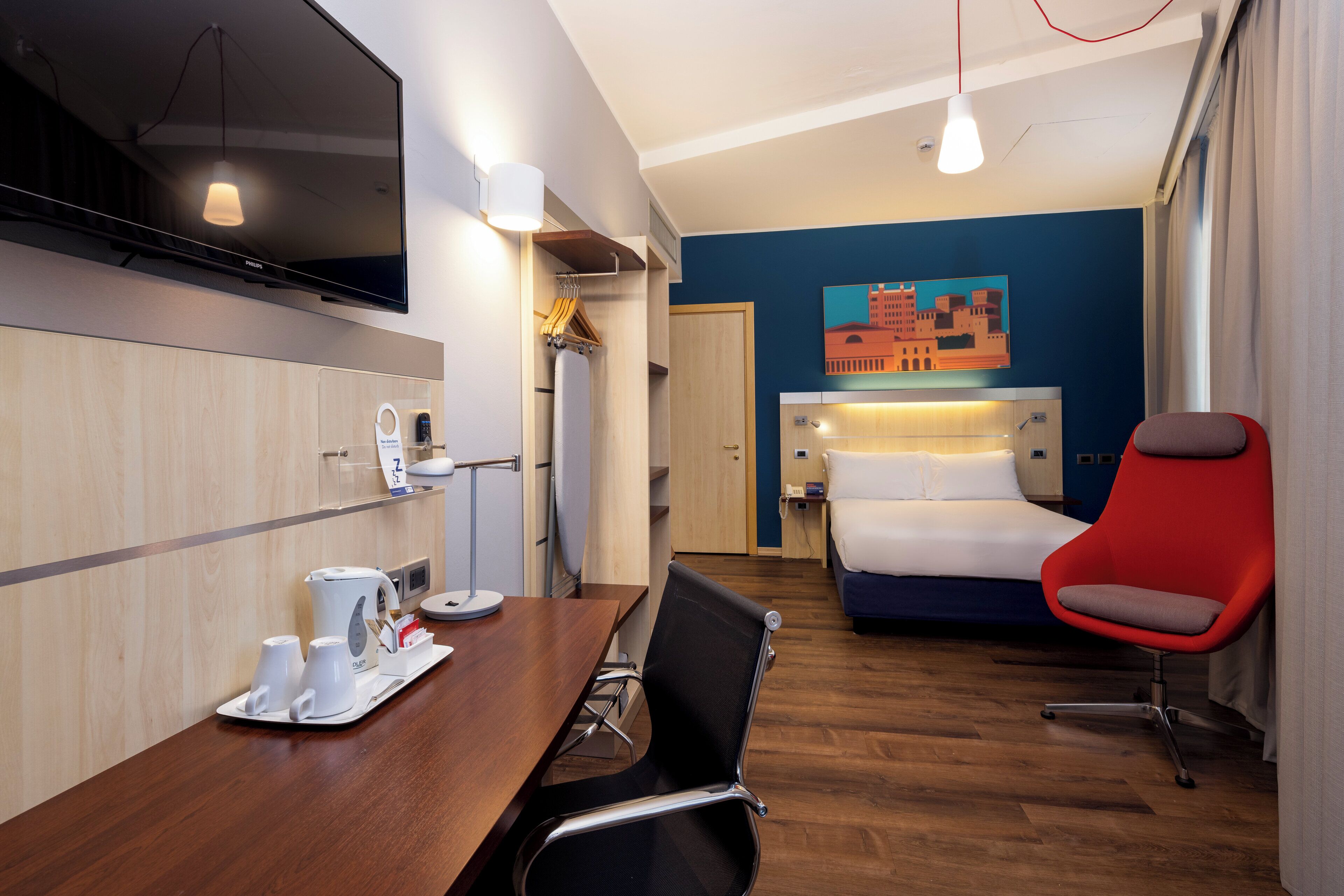 1 bedroom, desk, soundproofing, free cots/infant beds