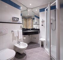 Ducha, artículos de tocador gratuitos, secador de pelo, bidet
