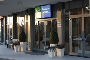 Property entrance - Holiday Inn Express Parma by IHG (Parma)